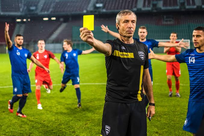 Árbitros são alvos de atenção e polêmicas em rodadas de futebol