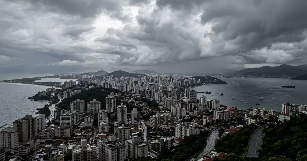 Florianópolis enfrenta instabilidade com pancadas de chuva e vento forte
