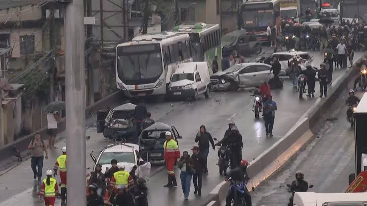Acidente envolvendo 22 veículos na Via Dutra deixa dez feridos após infarto de motorista