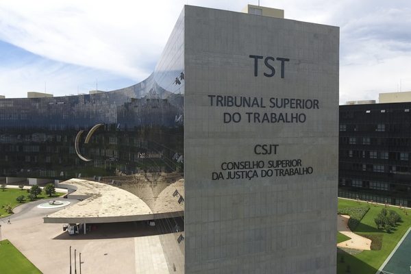 TST nega indenização a faxineira que teve faltas descontadas por atestados sem CID