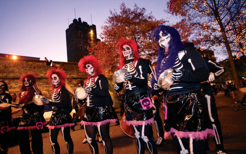 Celebrações de Halloween e lendas urbanas movimentam cidades