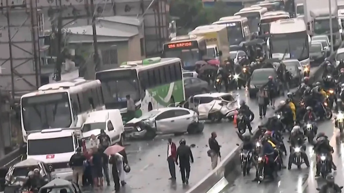 Motorista sofre infarto e causa engavetamento com 22 veículos na Dutra