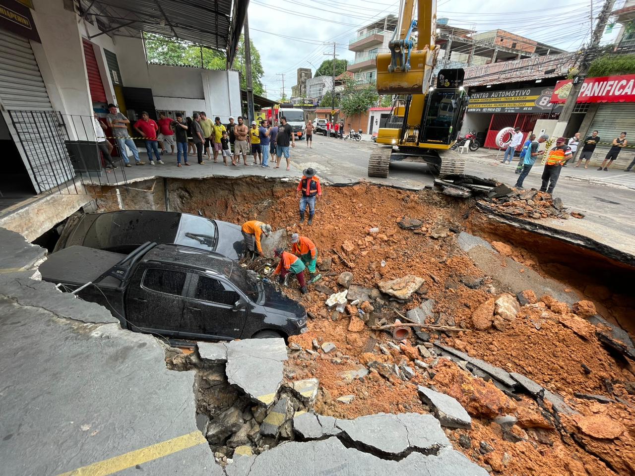 Fortes chuvas causam alagamentos e desabamentos em Manaus