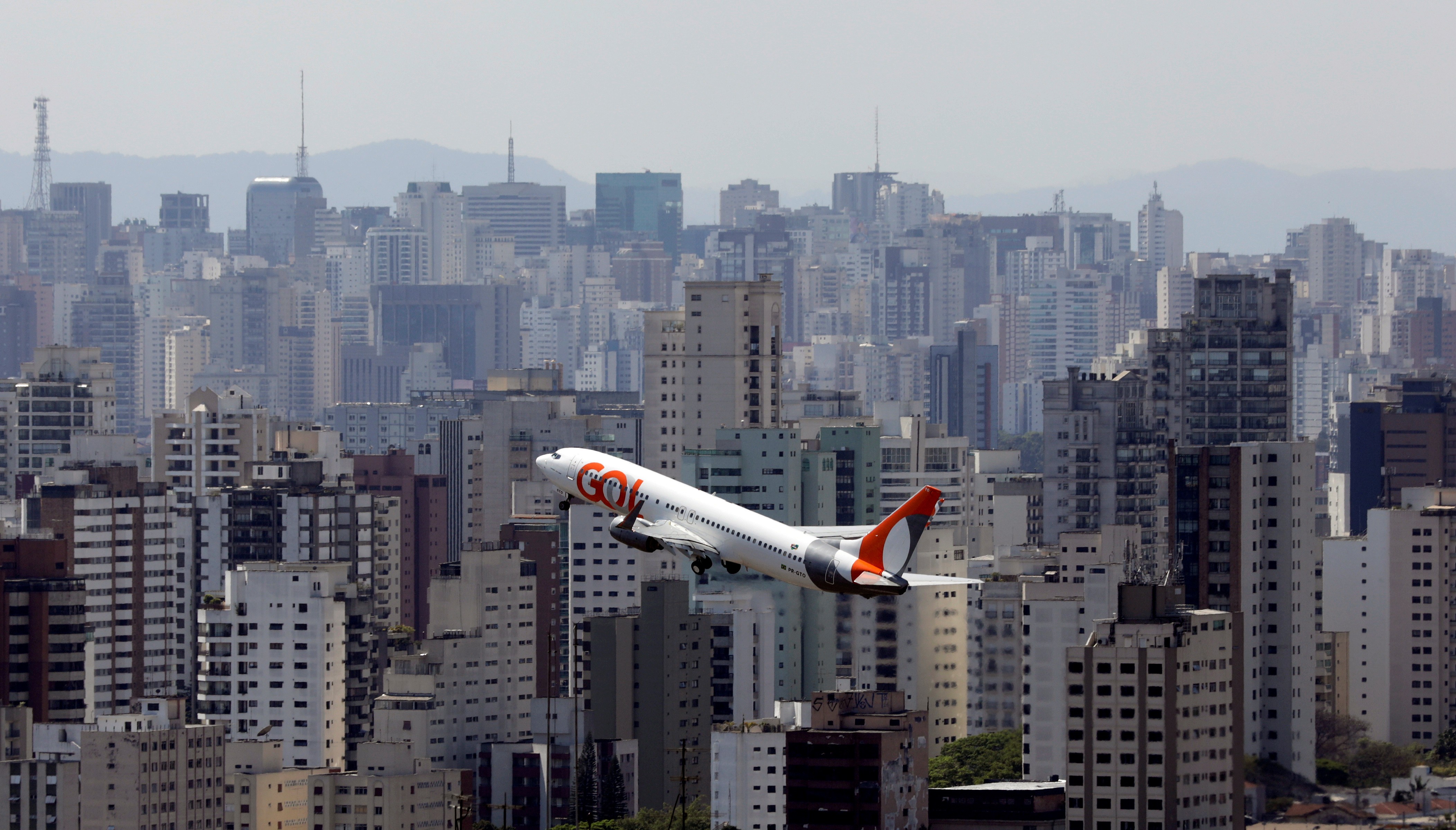 Aeronave militar dos EUA pousa no Rio e avião da Gol retorna em SP