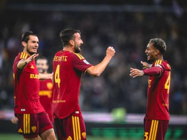 Roma goleia a Udinese fora de casa e cola na liderança da Serie A