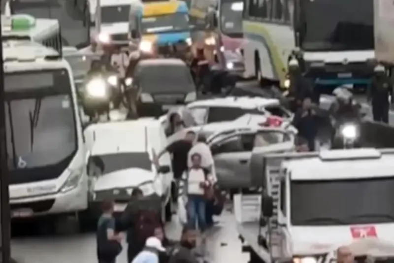 Engavetamento na Rodovia Presidente Dutra deixa onze feridos e um morto