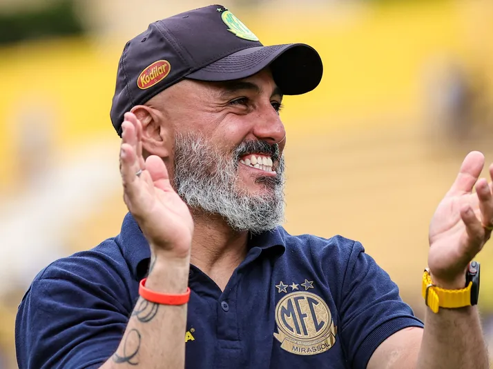 Técnico do Mirassol critica arbitragem e desabafa em jogo contra o Corinthians