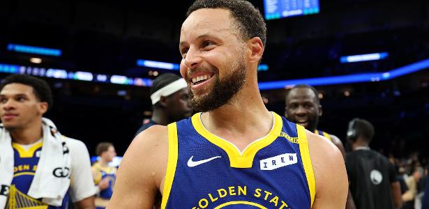 Curry brilha com 44 pontos e iguala recorde de LeBron na NBA