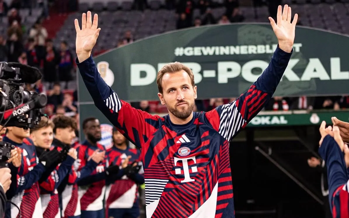 Bayern e Dortmund empatam na liderança e Harry Kane é homenageado