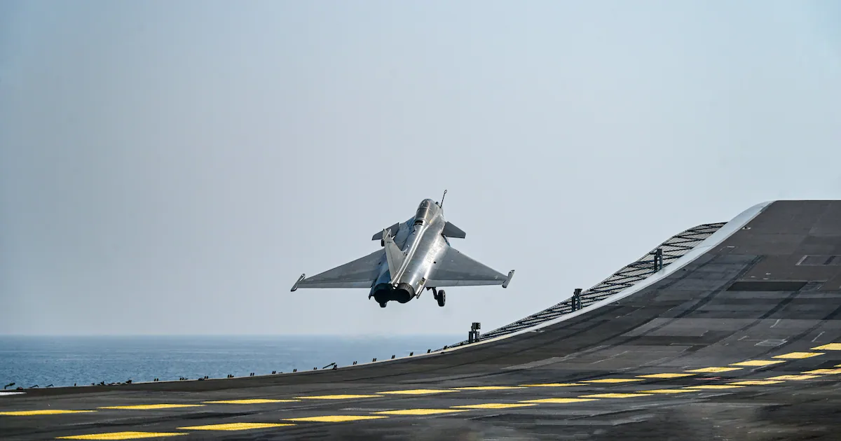 Marinha da Índia realiza primeiro pouso de caça Rafale em porta-aviões
