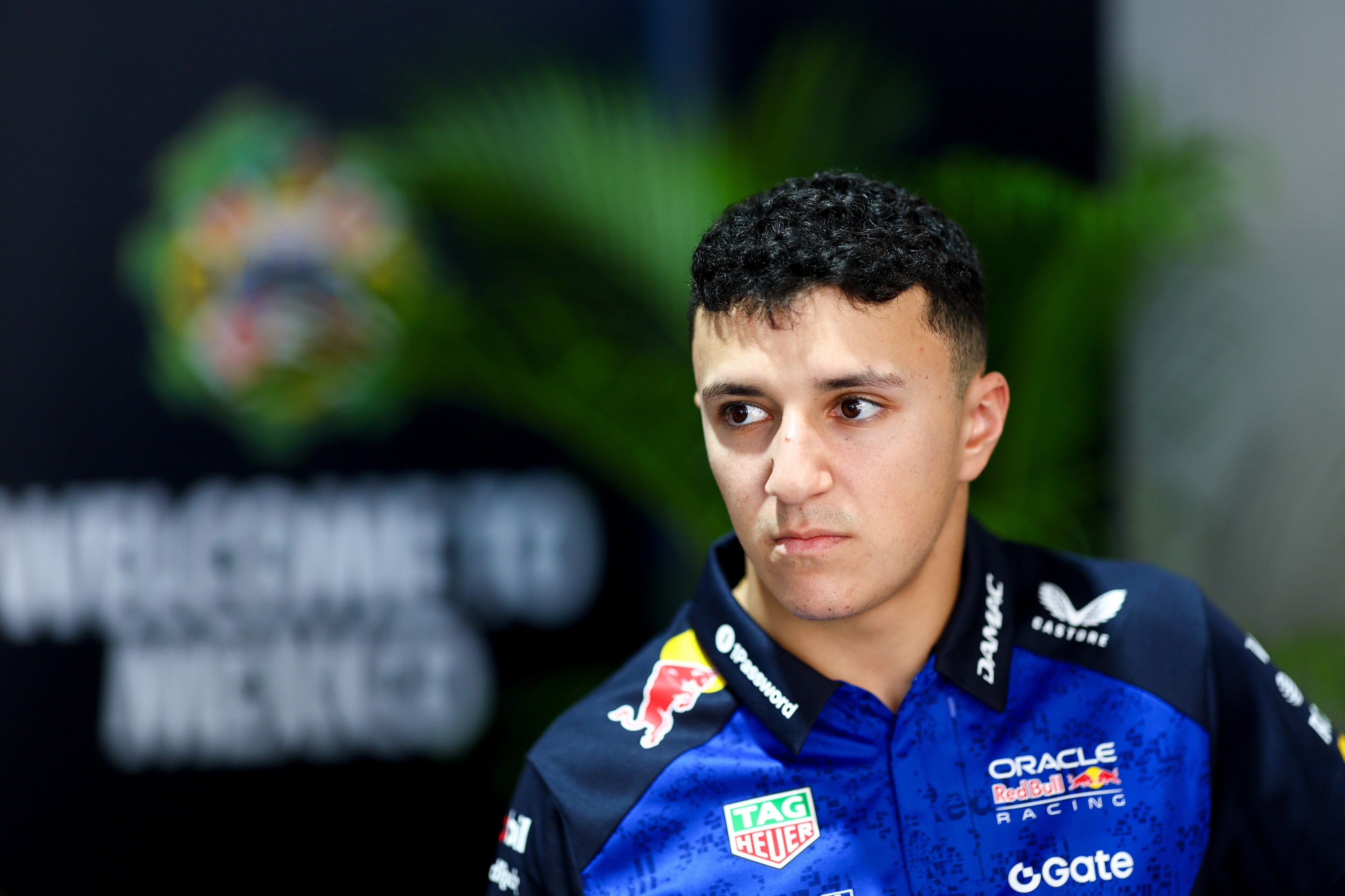 Isack Hadjar recebe advertência da FIA após empurrar fã no GP do México