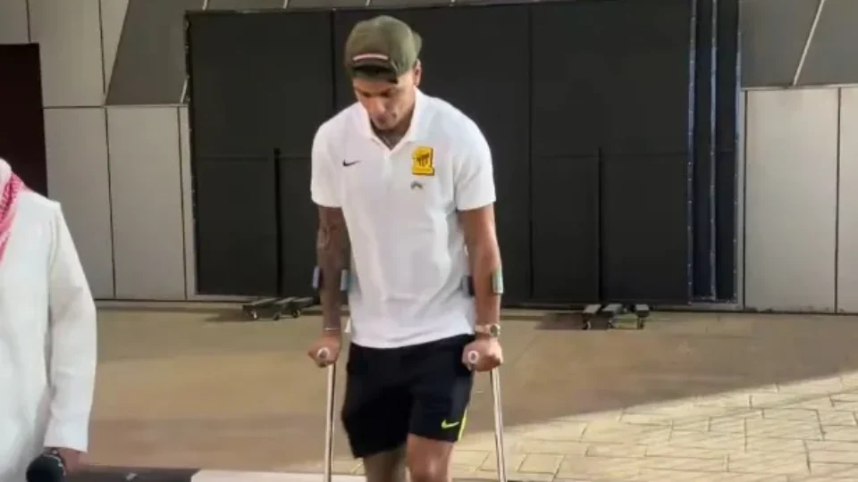 Richard Ríos sofre lesão no tornozelo e deixa jogo de muletas