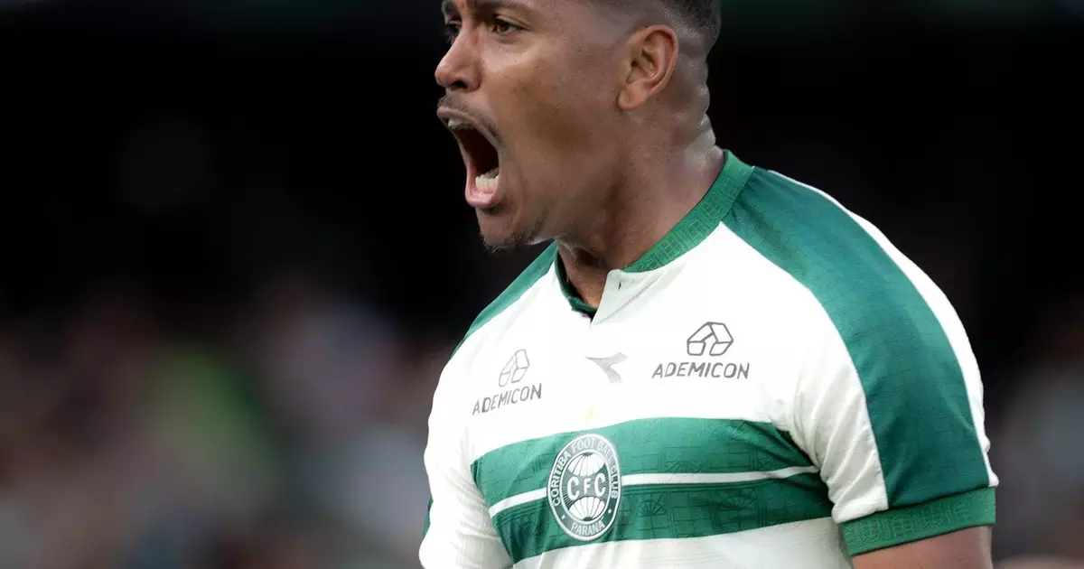 Coritiba vence o Vitória no Couto Pereira e se afasta da zona de rebaixamento