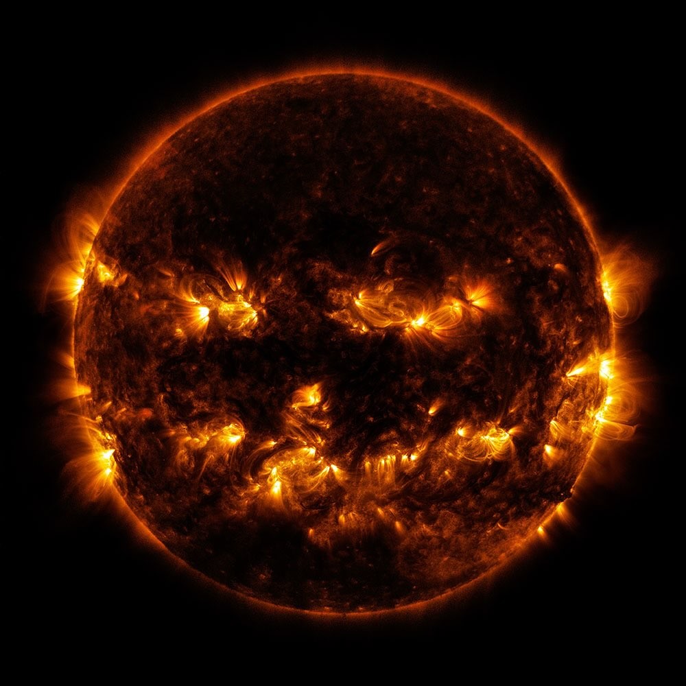 Nasa divulga imagens de fenômenos cósmicos em alusão ao Halloween