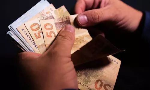 Calendários de pagamentos e benefícios financeiros marcam o mês