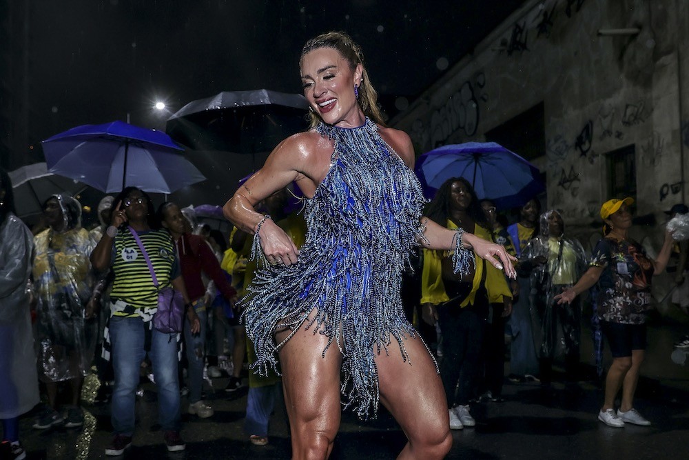 Juju Salimeni enfrenta perrengues em ensaio de rua no Rio de Janeiro