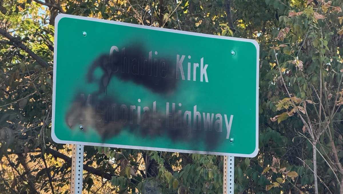 Placa em memória de Charlie Kirk é vandalizada nos Estados Unidos