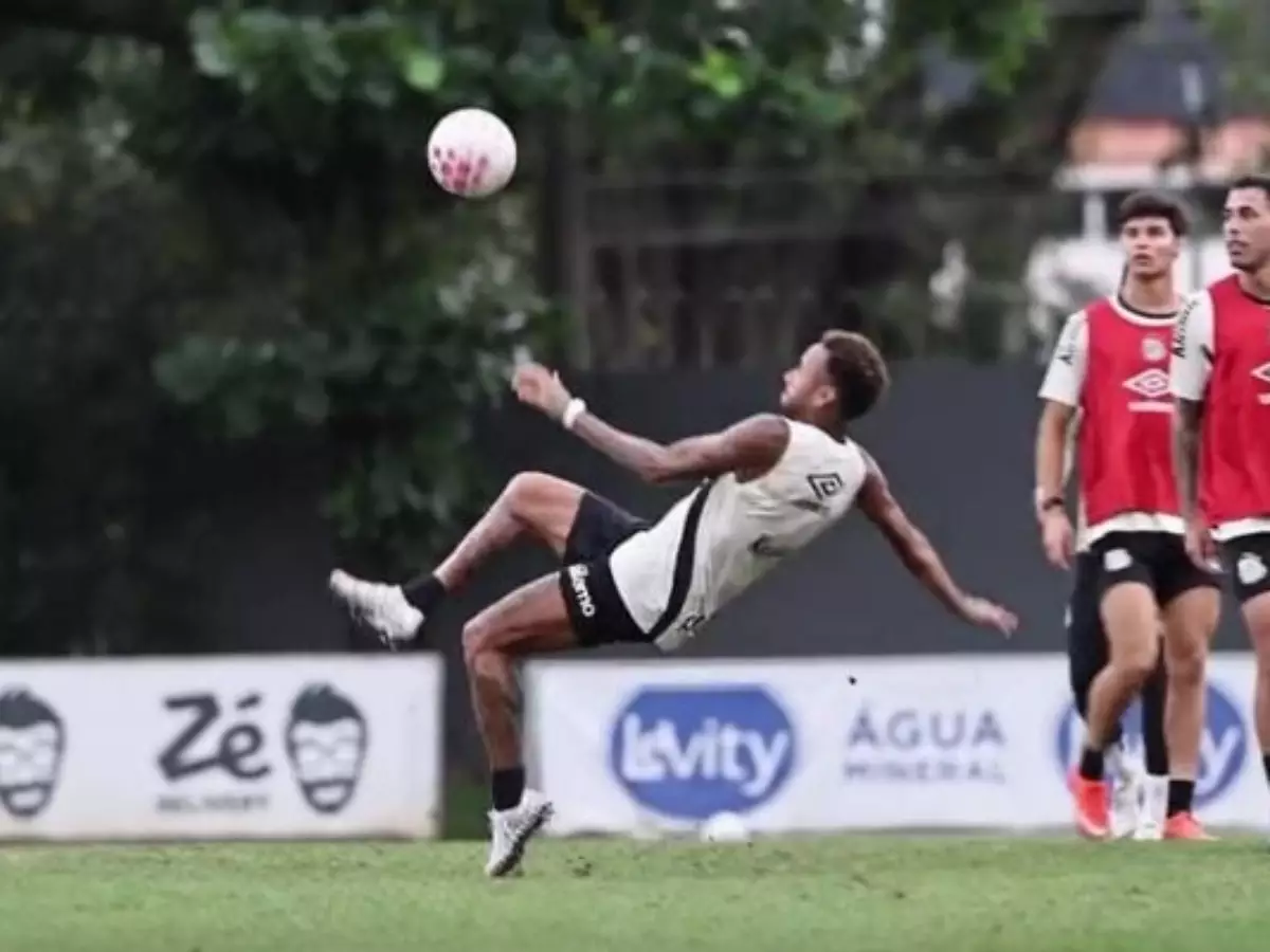 Neymar homenageia Pelé com gol de bicicleta em treino do Santos