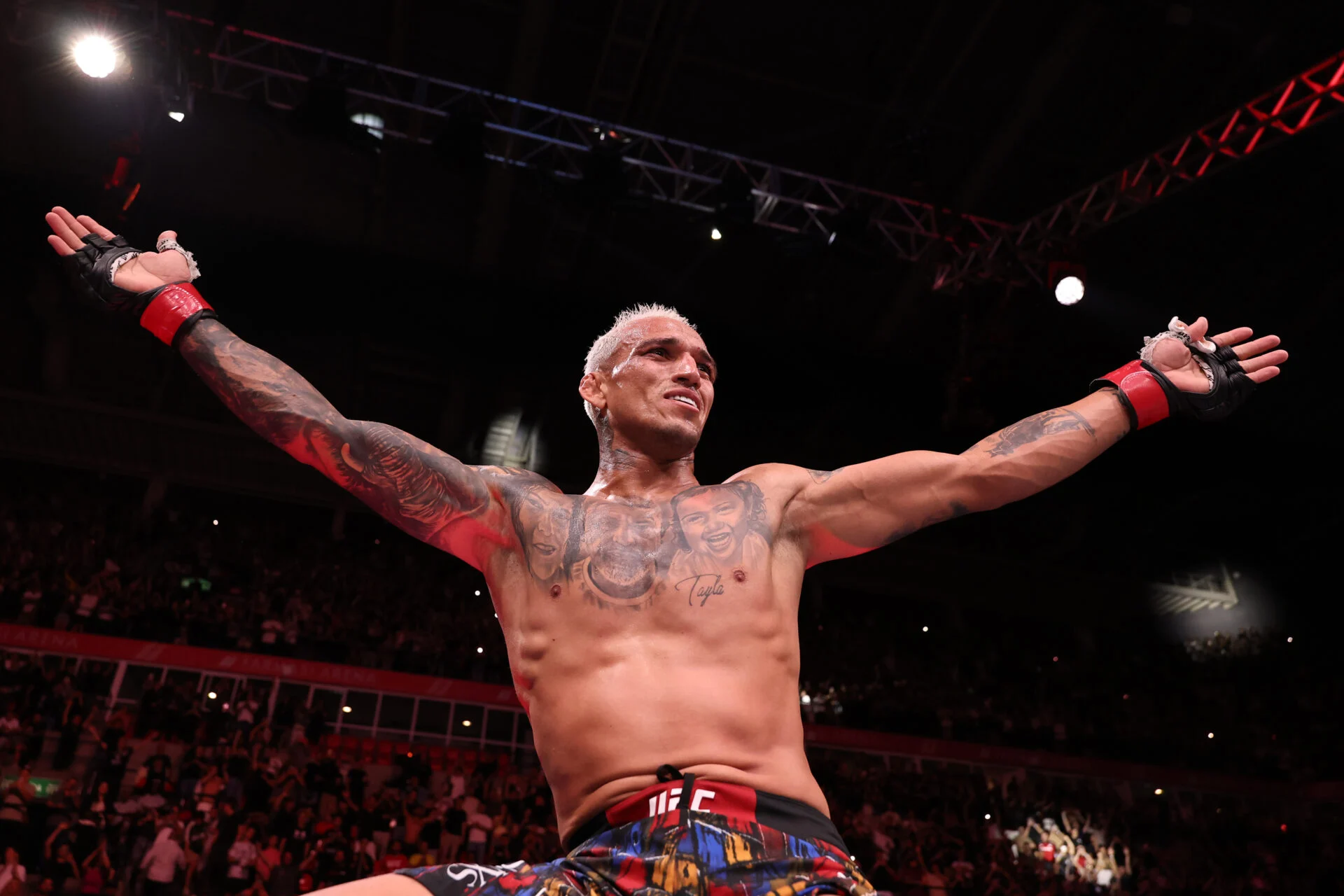 Charles Oliveira defende estilo de luta e projeta futuro no UFC