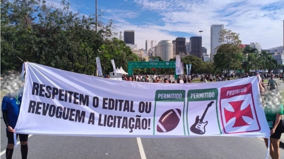 Torcedores do Vasco protestam no Rio por uso do Maracanã