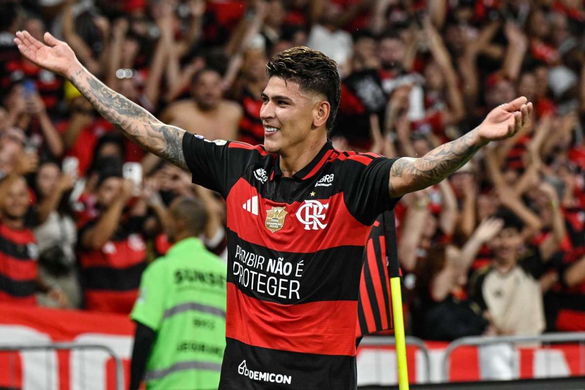 Flamengo vence Fluminense no Maracanã e segue na liderança do Brasileirão