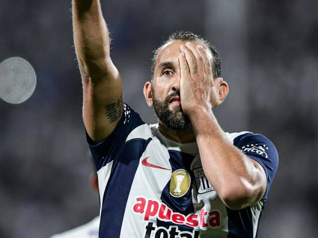 Aos 42 anos, Hernán Barcos brilha no futebol peruano e gera debates