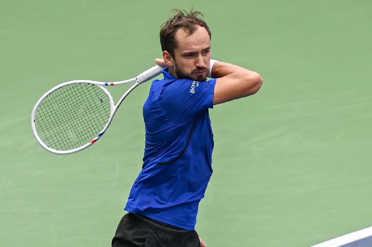 Daniil Medvedev avança em Xangai após duelo marcado por polêmica