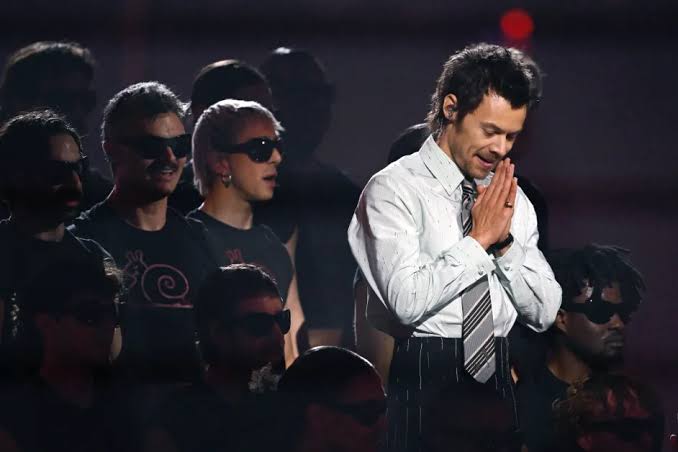 Harry Styles surpreende fãs com novo videoclipe de "Coming Up Roses"