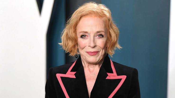 Atriz Holland Taylor relembra falta de reajuste salarial em série