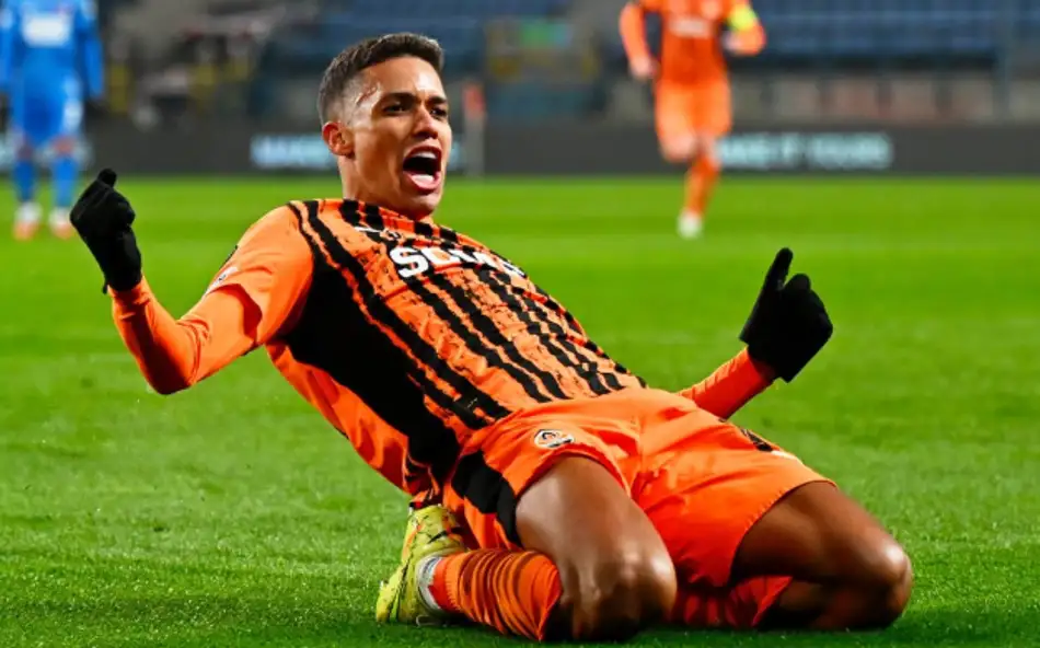 Pedrinho marca de pênalti em jogo da Liga dos Campeões