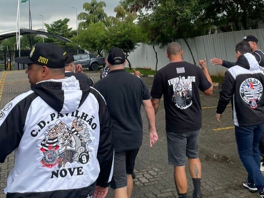 Torcidas organizadas do Corinthians cobram saída de Paz e afastamento de Memphis