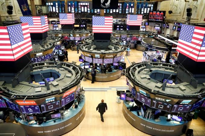 Bolsas de Nova York fecham mistas com queda no setor de tecnologia