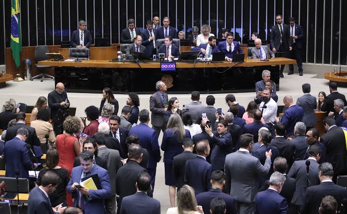 Avanço da direita no Senado brasileiro redefine cenário político e pauta amnistia