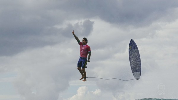 Gabriel Medina disputa quartas de final em etapa de surfe em Portugal
