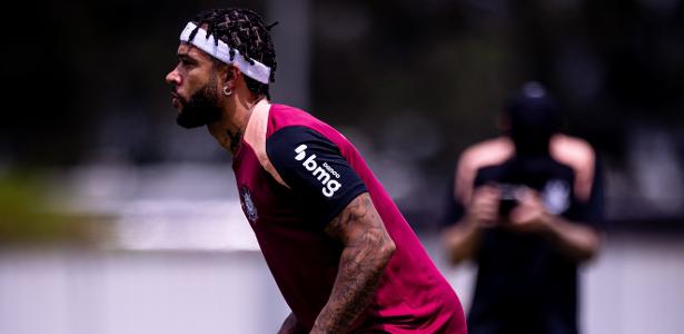Corinthians avalia risco de escalar Memphis Depay contra o Vasco