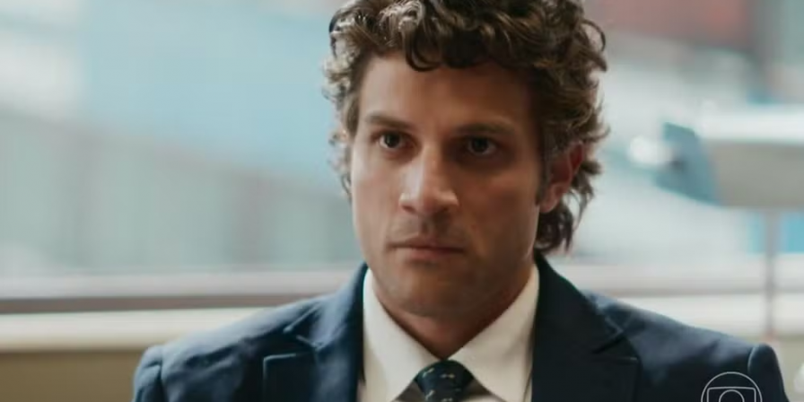 Pedro sofre atentado e cai em rio na novela Quem Ama Cuida