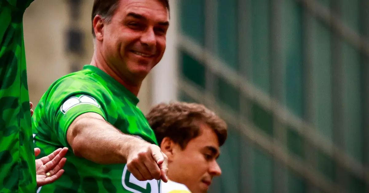 Flávio Bolsonaro realiza ato de campanha na Avenida Paulista