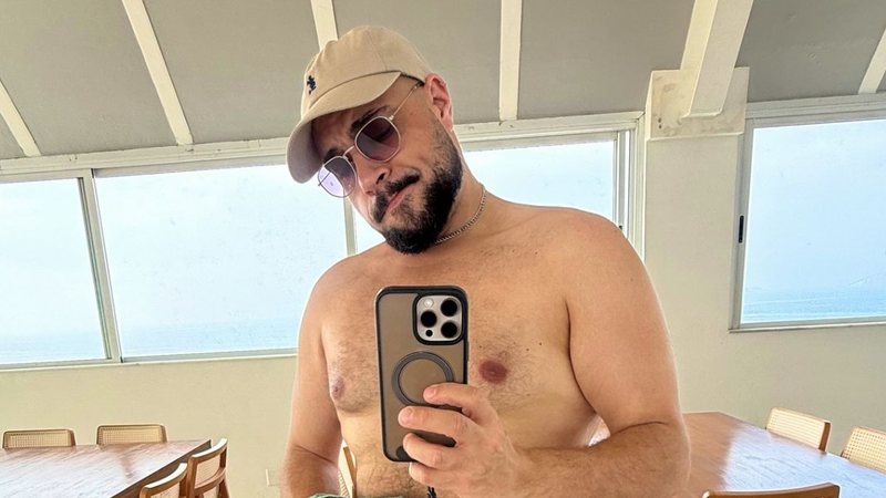 Tiago Abravanel surpreende ao posar de sunga após emagrecer 23 kg