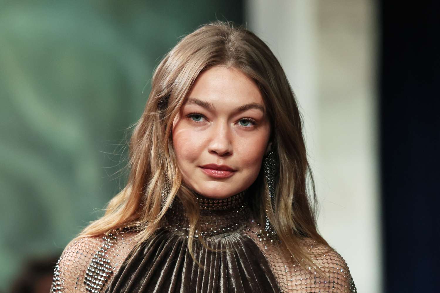 Gigi Hadid chama atenção com aliança no Victoria's Secret Fashion Show