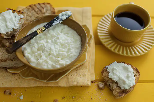 Conheça os benefícios e a versatilidade do queijo cottage na dieta
