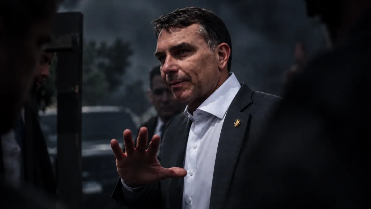 Flávio Bolsonaro deixa o Brasil rumo aos Estados Unidos após ordem de Moraes