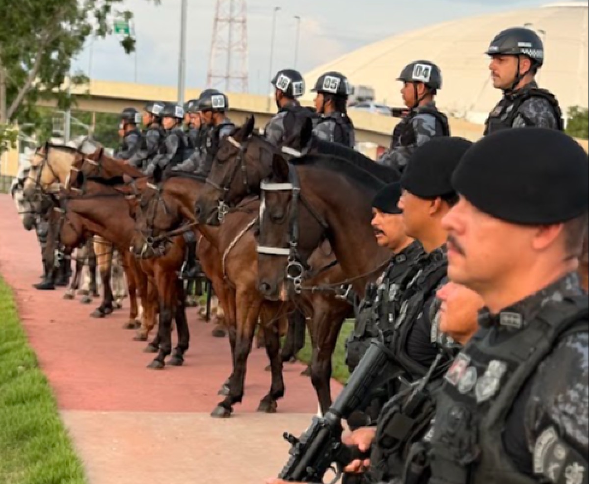 Cavalaria da Polícia Militar realiza operação de patrulhamento em Cuiabá