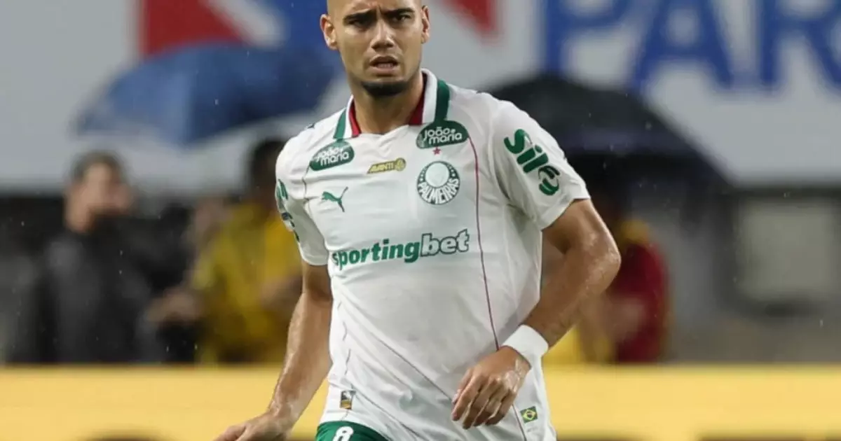 Andreas Pereira explica expulsão inusitada em vitória do Palmeiras