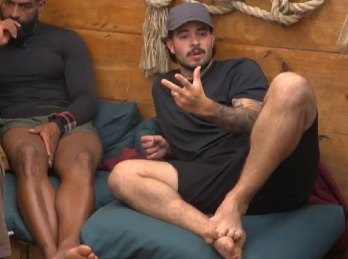 Cantor Jottapê desiste do reality show A Fazenda 18