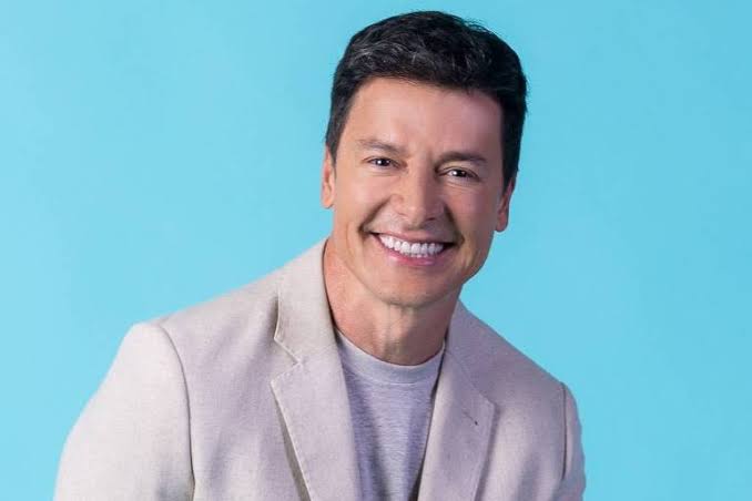 Rodrigo Faro relembra infância de trabalho e celebra aniversário da esposa