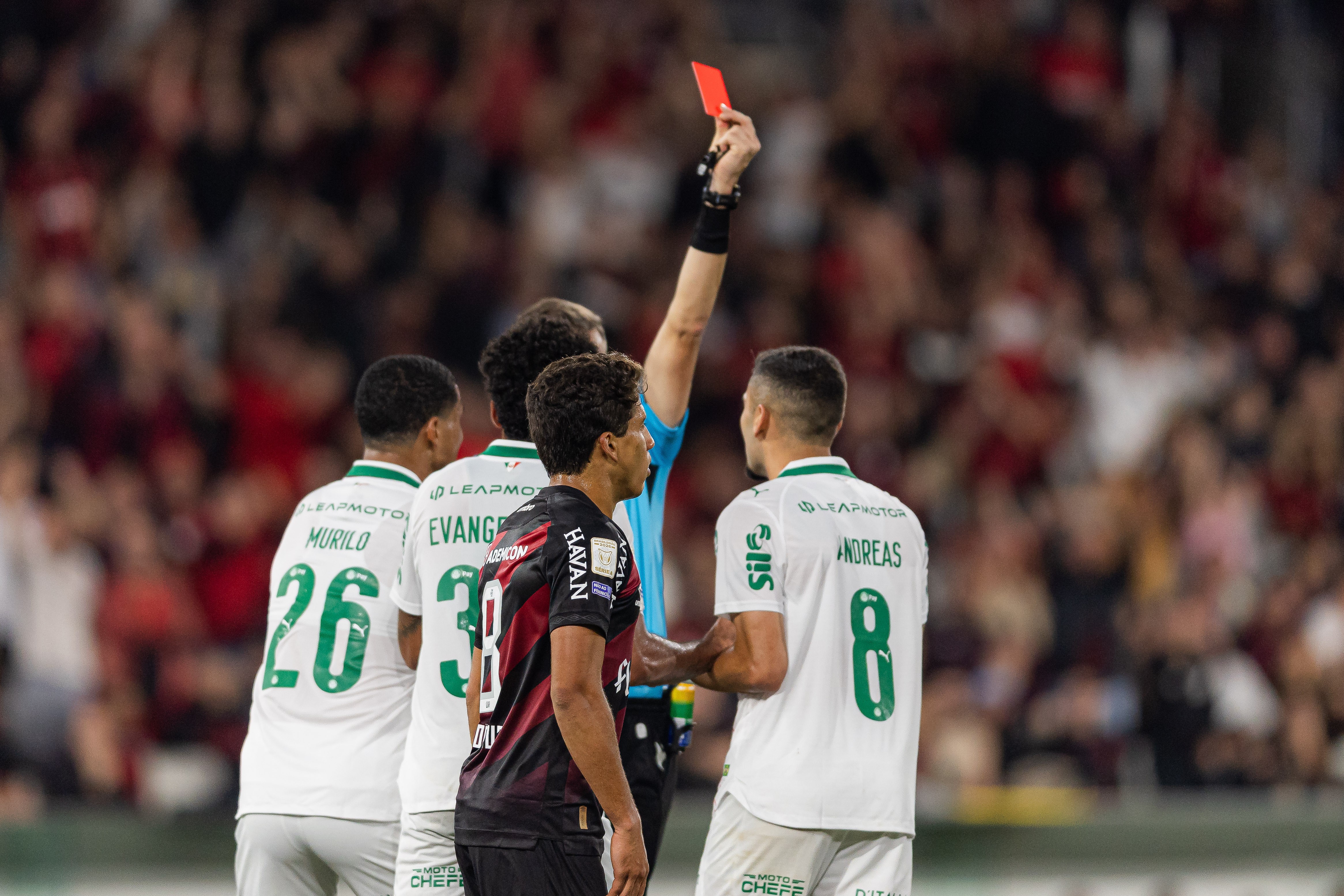 Andreas Pereira é expulso após lance curioso em Athletico x Palmeiras
