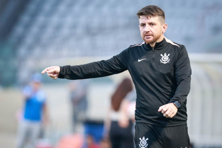 Corinthians define William Batista como interino para clássico
