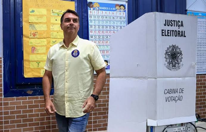 EUA pediram que Flávio retirasse trecho de carta após autoproclamação
