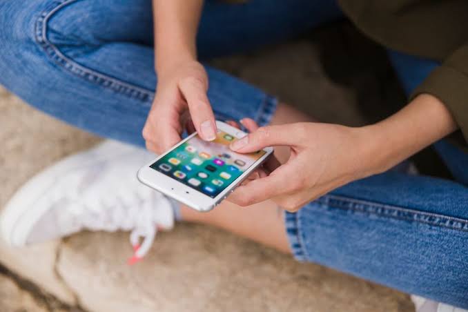 Estudo associa uso precoce de smartphone a transtornos alimentares