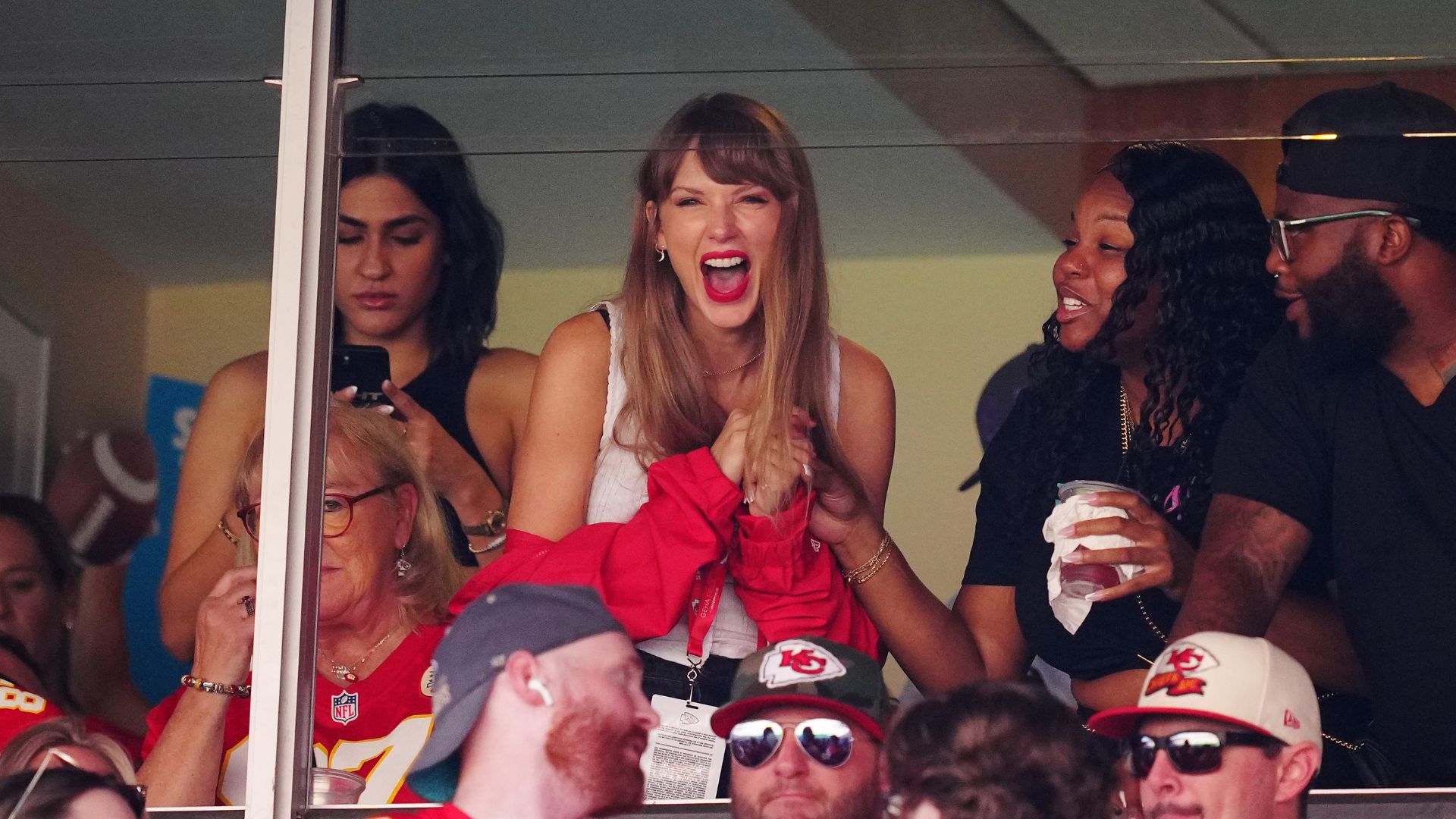 Taylor Swift se envolve em confusão com fã durante jogo nos Estados Unidos